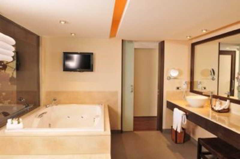 Hotel Dreams De Los Volcanes Puerto Varas Room photo